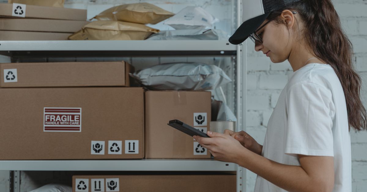 Cara Asisten AI ERP Mengoptimalkan Stok Gudang